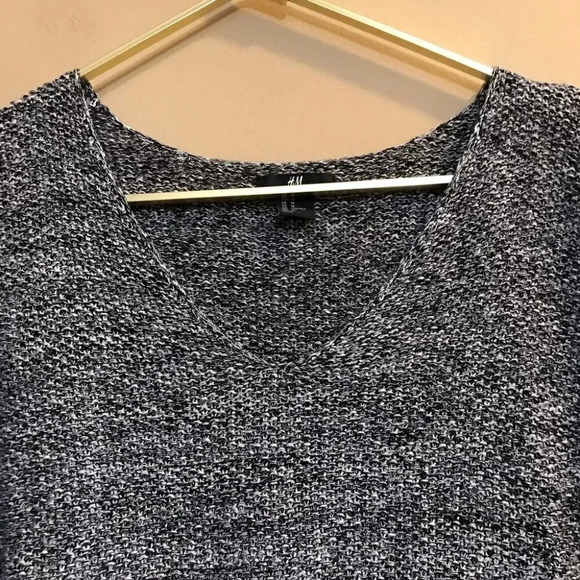 H&M Womens Sz M Marled V-Neck Long Sleeve Sweater Black Grey - Picture 2 of 6
